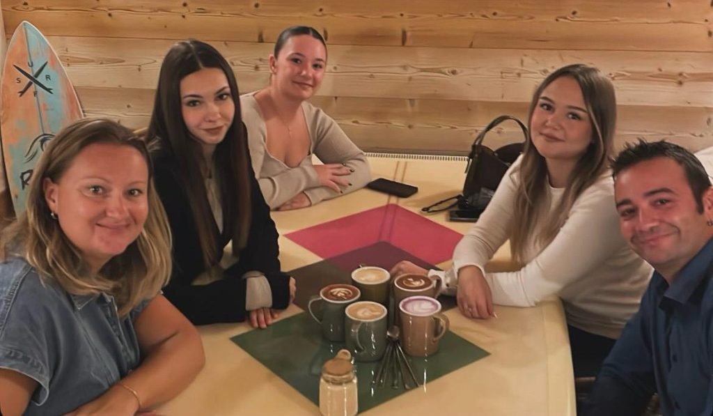 L’équipe LIKE my HOME, agence immobilière de gestion locative à Annecy : Alexandre, Sandrine, Léna, Cassandre et Lola